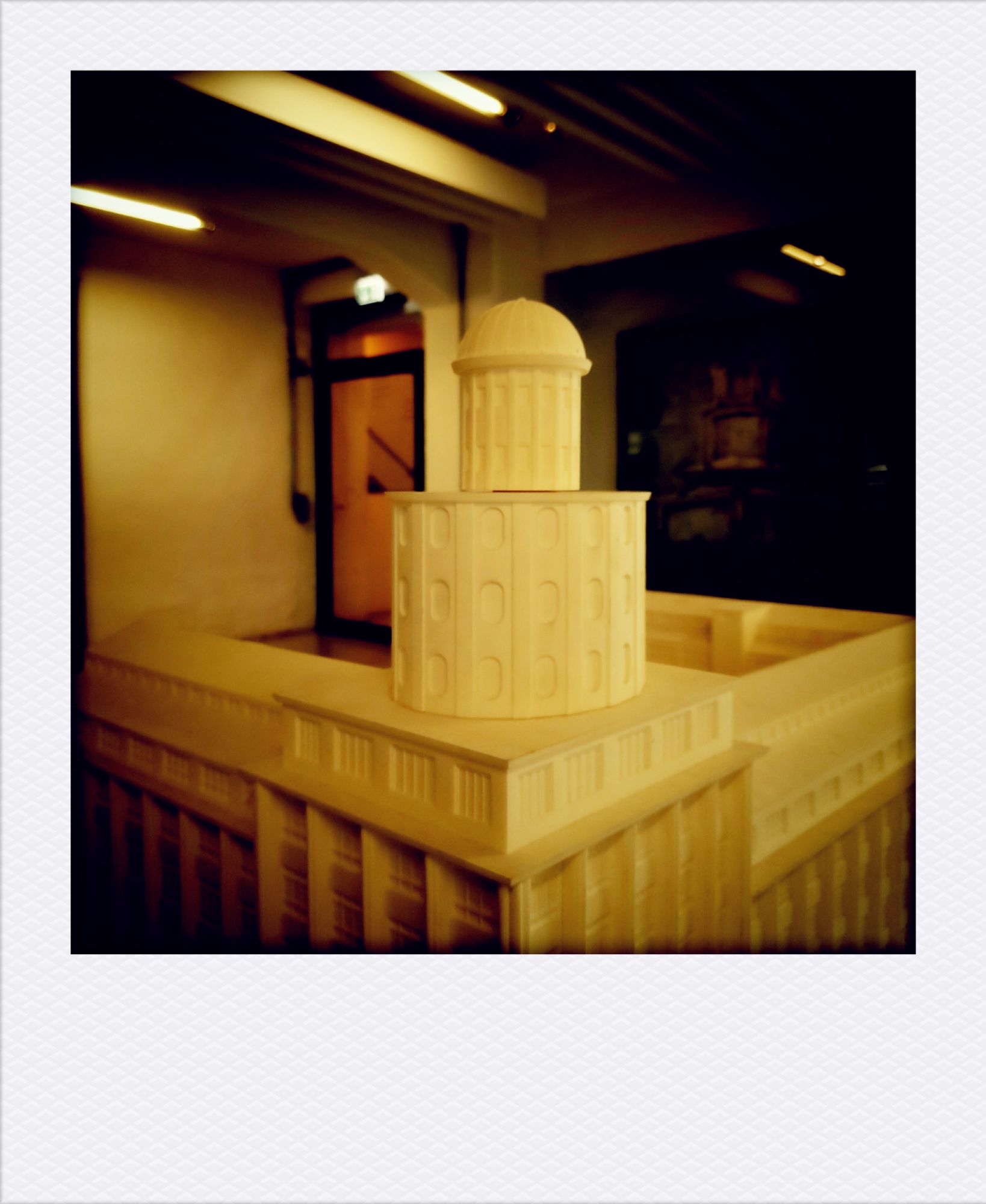 Dresdens Ernemann Tower, model in front of a museum hallway.